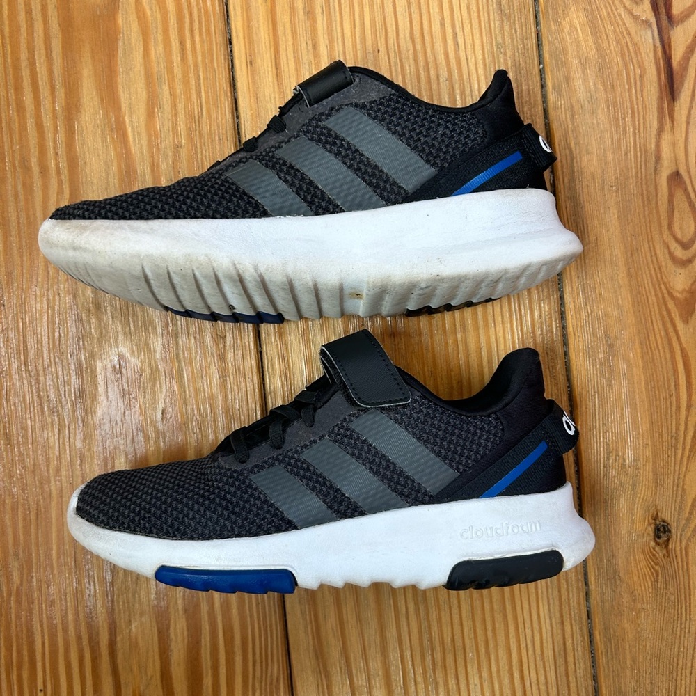 Boys Adidas Black Tennis Shoes 3Y - Picture 2 of 5